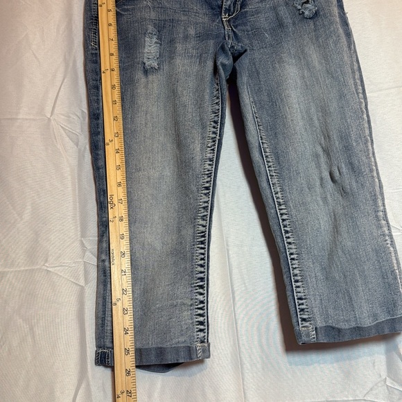 Amethyst Distressed Capri Jeans | Size 7 Juniors - Picture 2 of 8